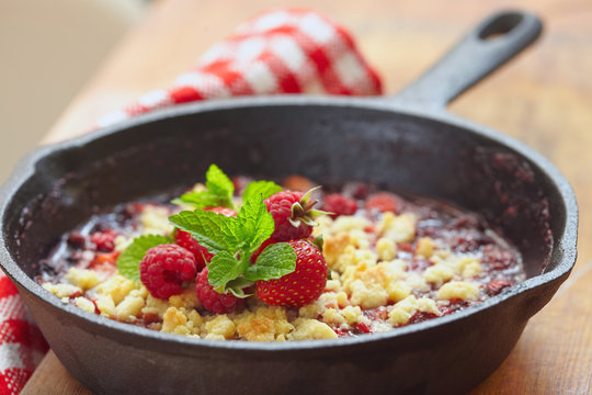 Berry crumble with strawberry and raspberry
