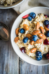 Oatmeal with berries and nuts