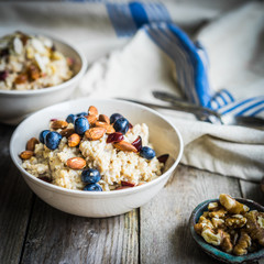 Oatmeal with berries and nuts
