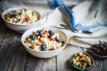 Oatmeal with berries and nuts