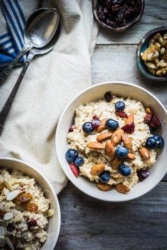 Oatmeal with berries and nuts