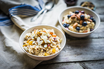 Oatmeal with berries and nuts