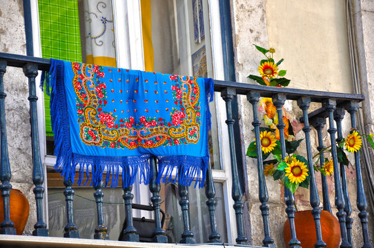 Lisboa, Portugal, mant&oacute;n t&iacute;pico, mantilla, chal, pa&ntilde;oleta