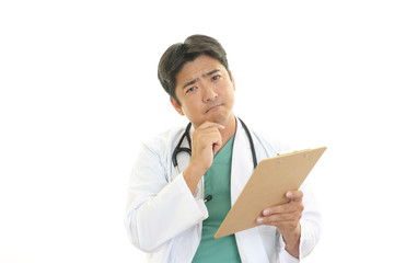 疲れた表情の医師