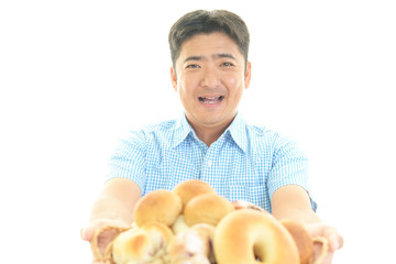 パンを持つ笑顔の男性