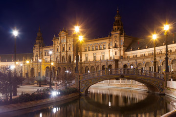 Fototapeta na wymiar night view of Plaza de Espana with bridges