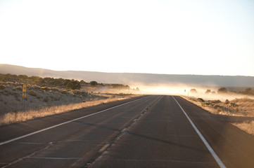 Straße bei Nacht mit Verwischen Highway