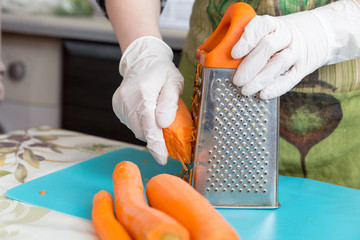 Grate the carrots on grater