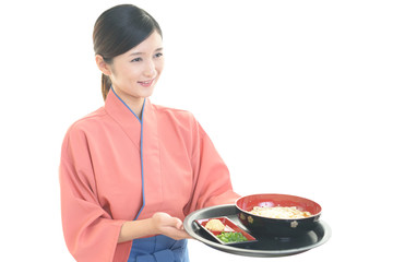 料理を運ぶ女性