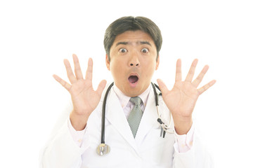 驚いた表情の医師