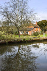 Fototapeta na wymiar cottage next to water