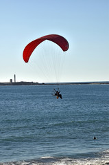 Parapente frente a la costa de Cádiz. España