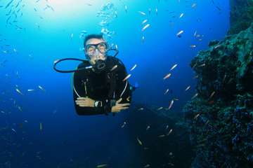 Plongée sous-marine sur récif de corail