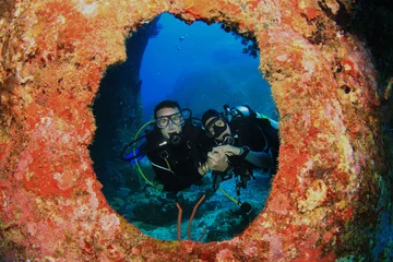 Cercles muraux Plonger Couple de plongée sous-marine encadré de corail