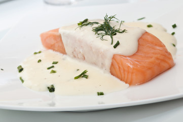 pavé de saumon sauce hollandaise