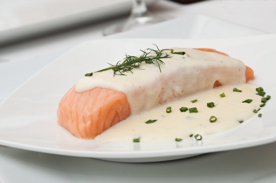 pav&eacute; de saumon sauce hollandaise