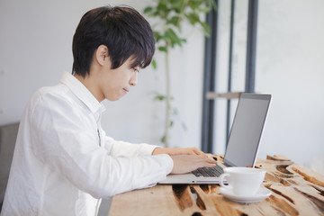 カフェでパソコンをしている男性
