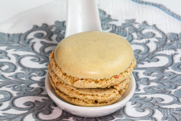 Macaron présenté sur cuillère
