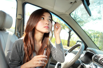 Fototapeta na wymiar young woman wearing eyeliner in the car