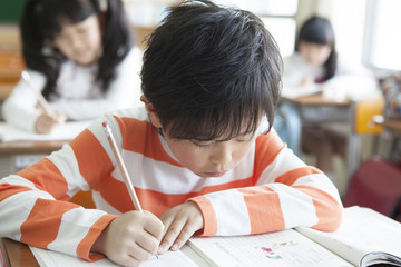 教室で勉強する小学生