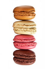 Macarons de différentes couleurs présentés sur fond blanc