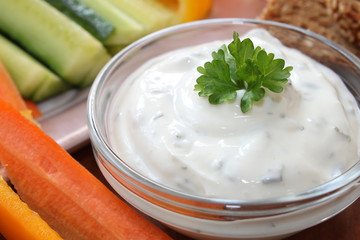 Kräuter-Dip mit Gemüsesticks