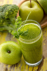 apples and broccoli smoothie