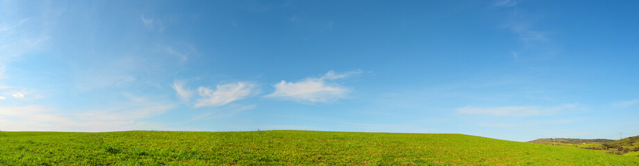 Collina panoramica con prato verde e cielo azzurro - Terra
