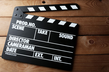 Obraz premium Movie clapper on wooden background