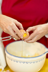 Frau mit roter Schürze backt Plätzchen in ihrer Küche