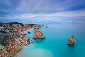 Prachtig zeegezicht met onwerkelijke hemelsblauwe kleuren. Portugal,.
