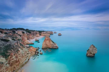 Foto op Plexiglas Marinha Beach, Algarve, Portugal Prachtig zeegezicht met onwerkelijke hemelsblauwe kleuren. Portugal,.