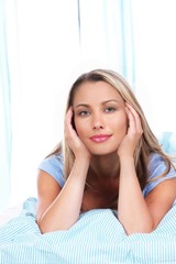 Hübsche Frau im Bett