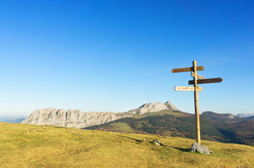 Fototapeta na wymiar signpost with view of Anboto mountain range