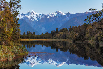 Fototapeta na wymiar Twin Peaks reflect in the beautiful Lake Matheson, New Zealand