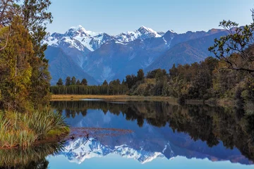 Schilderijen op glas Twin Peaks weerspiegelen in het prachtige Lake Matheson, Nieuw-Zeeland © Greg Brave