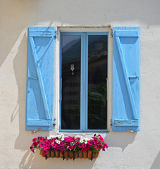 Blaues Fenster mit Begonien in Ceret