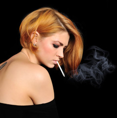 Obraz premium Portrait of beautiful redheaded girl with cigarette