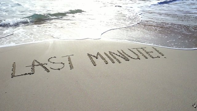 Last minute als Text in Sand geschrieben