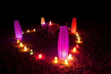 Tavolo illuminato per cena romantica.