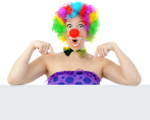 Clown zeigt auf Poster mit Textfreiraum