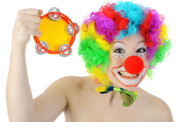 Clown macht Musik mit Tamburin