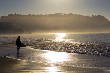 Surfer op Baker Beach, San Francisco, Californië