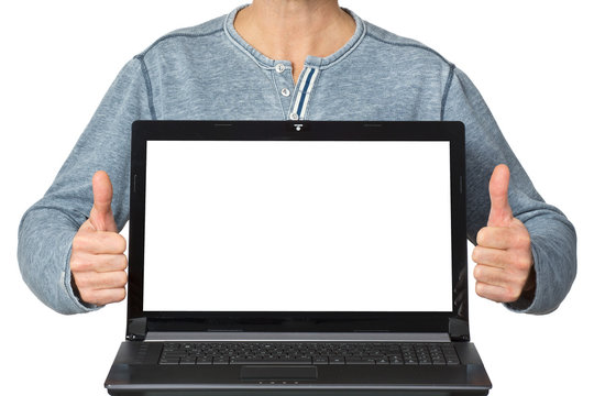 Mann präsentiert Laptop mit Textfreiraum