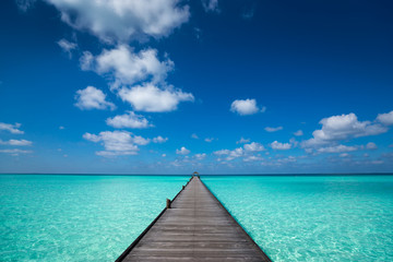 Houten pier met blauwe zee en lucht achtergrond
