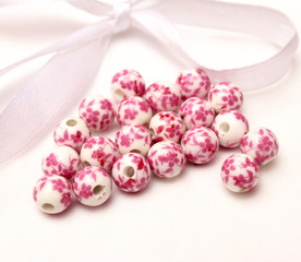 Rosa Perlen aus Porzellan