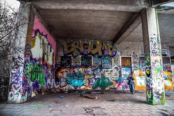 Graffitis am Geisterbahnhof in München