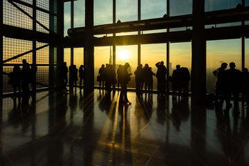 Silhouette di un gruppo di persone su un grattacielo 