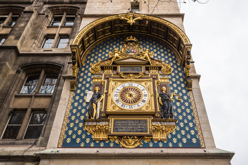 パリ　コンシェルジュリーの時計塔