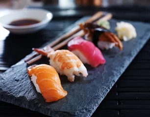 Tuinposter Sushi bar diverse sushi nigiri op leisteen